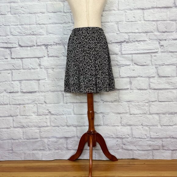 Uniqlo Gray Leopard Print Tiered Knee-Length Skirt - Picture 2 of 9